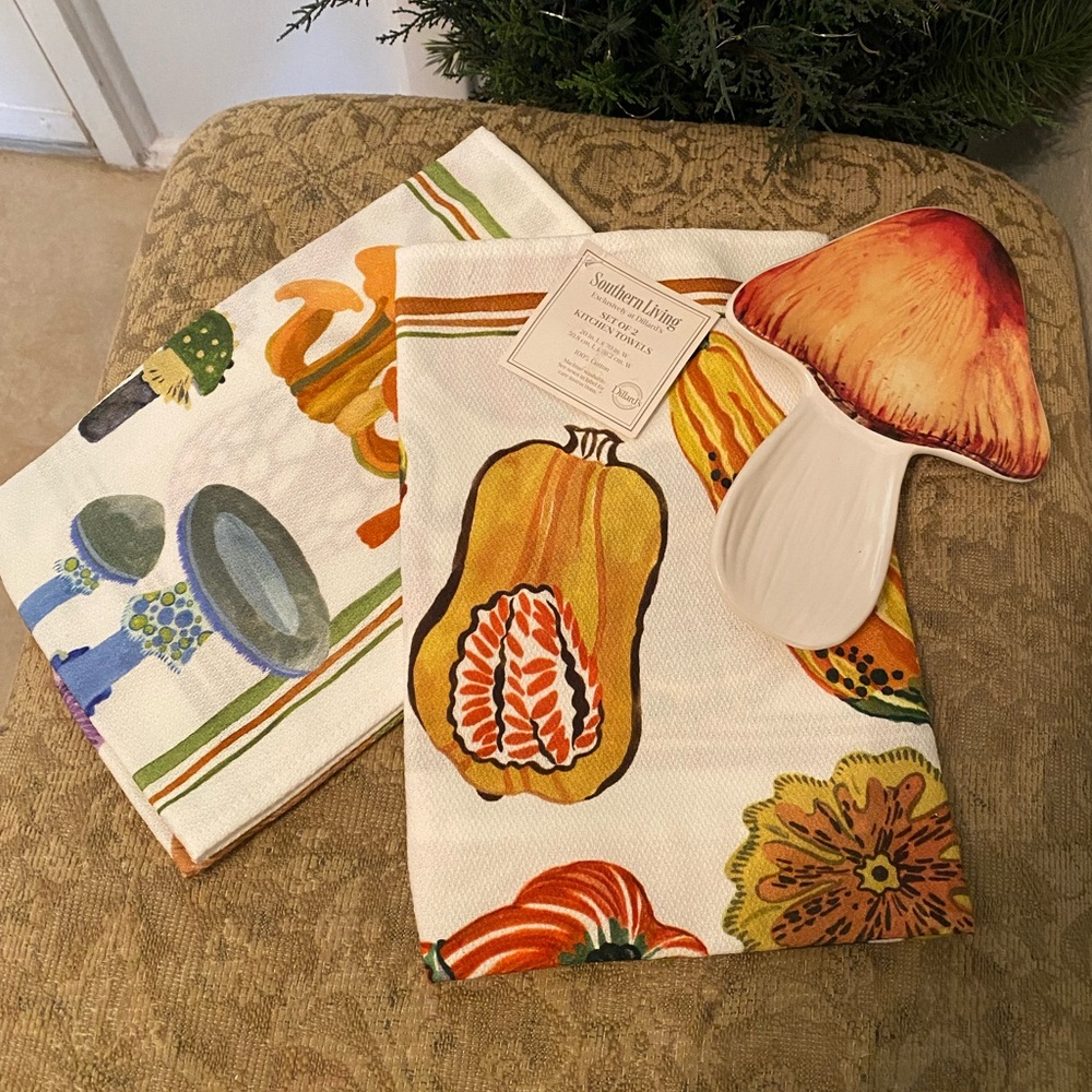 Southern Living Set of 2 Cotton Kitchen Towels and Mushroom Spoon Rest NWT